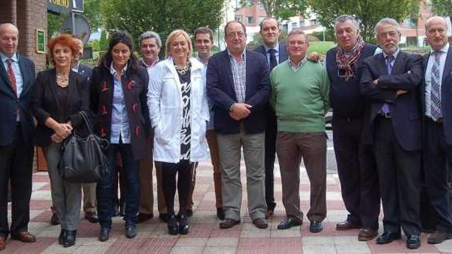 Mercedes Fernández, en el centro, junto a los presidentes de las comisiones del PP, en Pola de Siero.