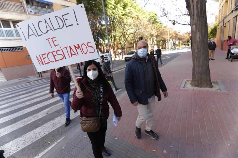 Vecinos de La Paz lanzan un SOS a Ballesta para que agilice el plan de Rejas