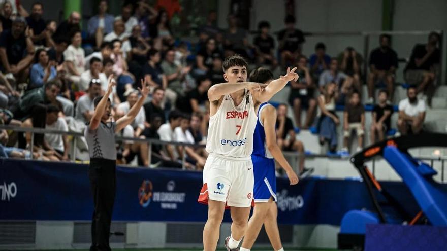 Cinc triples de Gerard Fernández, del Kids&Us Manresa, impulsen la sub-18 al lideratge de grup en l'europeu (68-61)