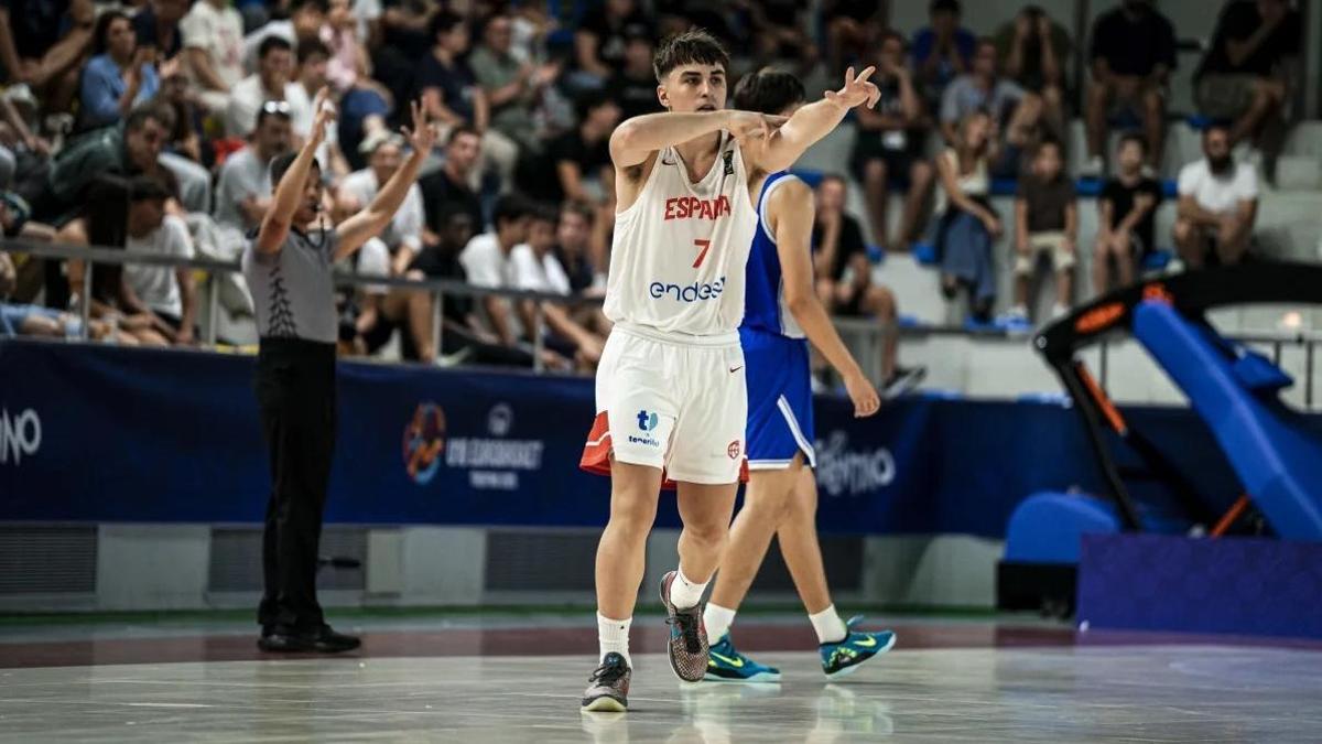 Gerard Fernández celebra un dels cinc triples aconseguits contra Itàlia