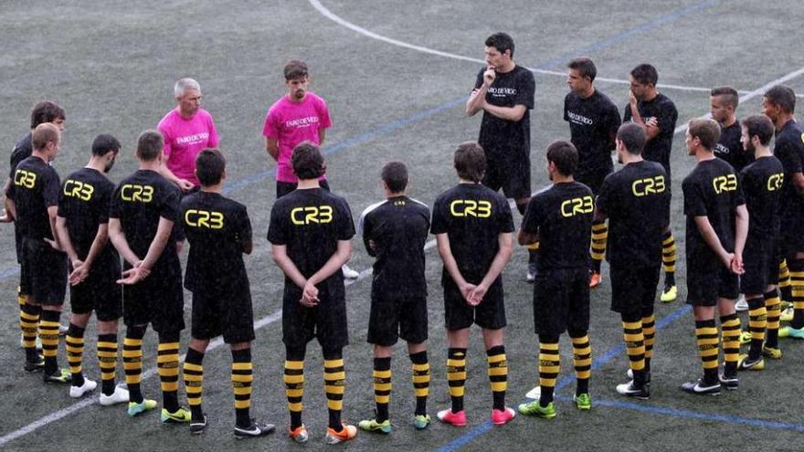 Jorge Otero se dirige a sus futbolistas en un entrenamiento en el Baltasar Pujales.