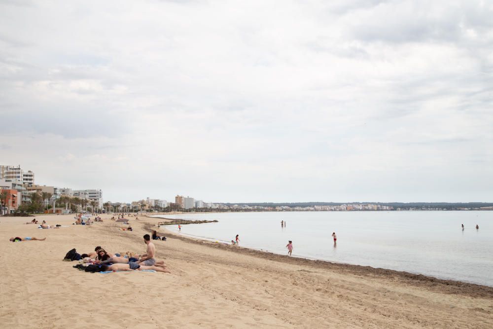 Fase 2 de la desescalada de Mallorca: Primer día con el baño autorizado en las playas