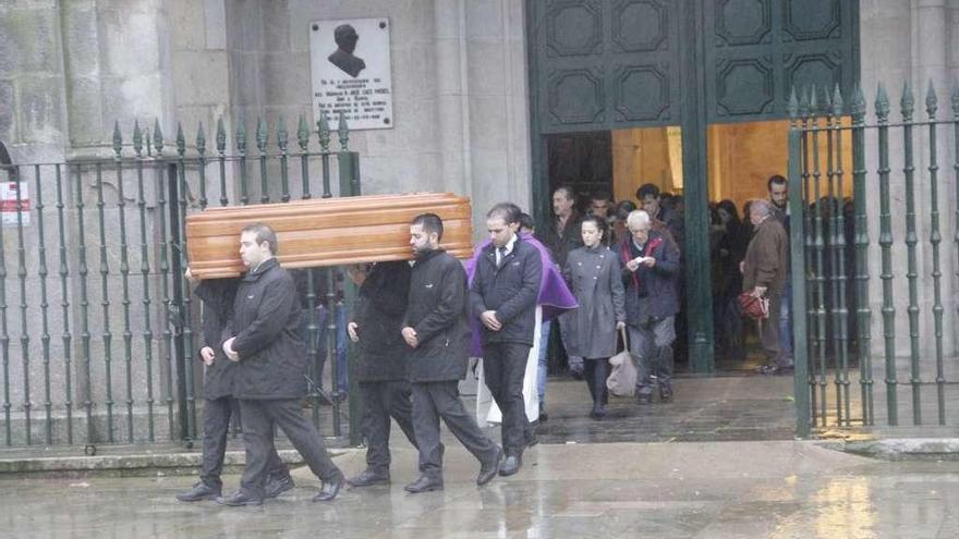 Traslado del cuerpo tras el funeral en el Templo Nuevo de Marín. // Santos Álvarez