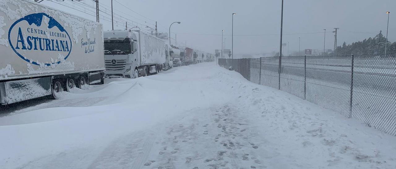 Camiones asturianos atrapados en la &quot;nevadona&quot; de Madrid