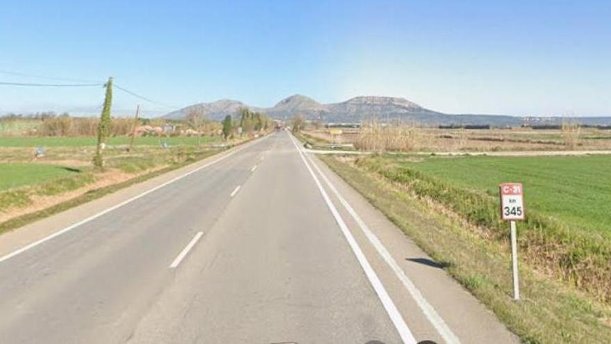 Un ferit greu en un xoc entre dos turismes i un tractor a Gualta