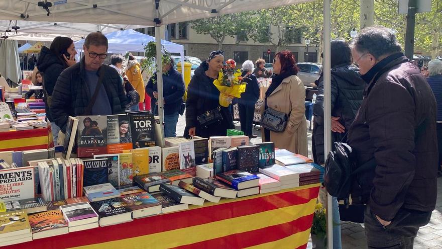 Solsona viu un Sant Jordi tranquil a l&#039;espera que a la tarda creixi en nombre d&#039;assistents