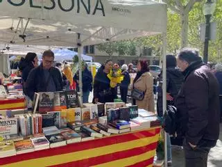 Sant Jordi tranquil a Solsona a l'espera que a la tarda creixi el nombre d'assistents