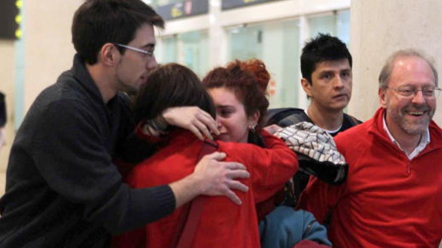 Un grupo de personas que navegaban en el crucero &quot;Costa Concordia&quot; son recibidos por familiares y amigos a su llegada hoy al aeropuerto de El Prat de Barcelona.