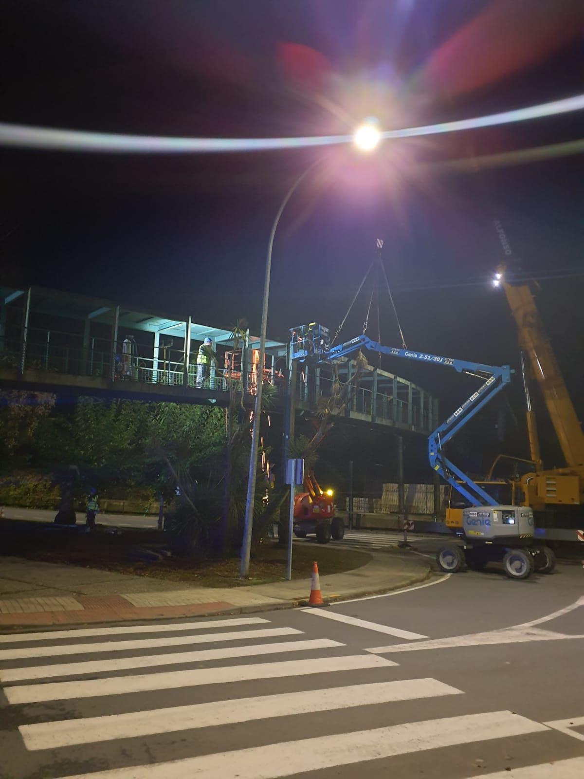 Trabajos de desmontaje de la pasarela de O Pasatempo realizados durante la noche del jueves 16 de noviembre.