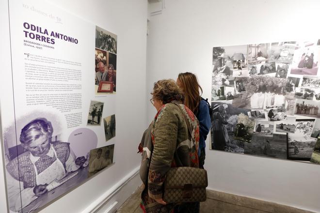 Galería de imágenes de la exposición '10 dones de 10' en Sa Nostra Sala de Ibiza.