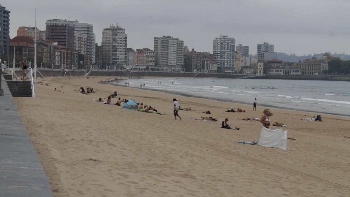 Bañistes na playa de San Lorenzo, en Xixón, va unos díes.