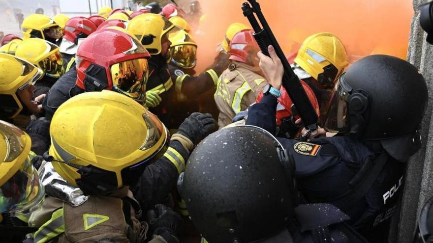 Protesta de bomberos ayer ante la Diputación de Pontevedra.   | // R. V.