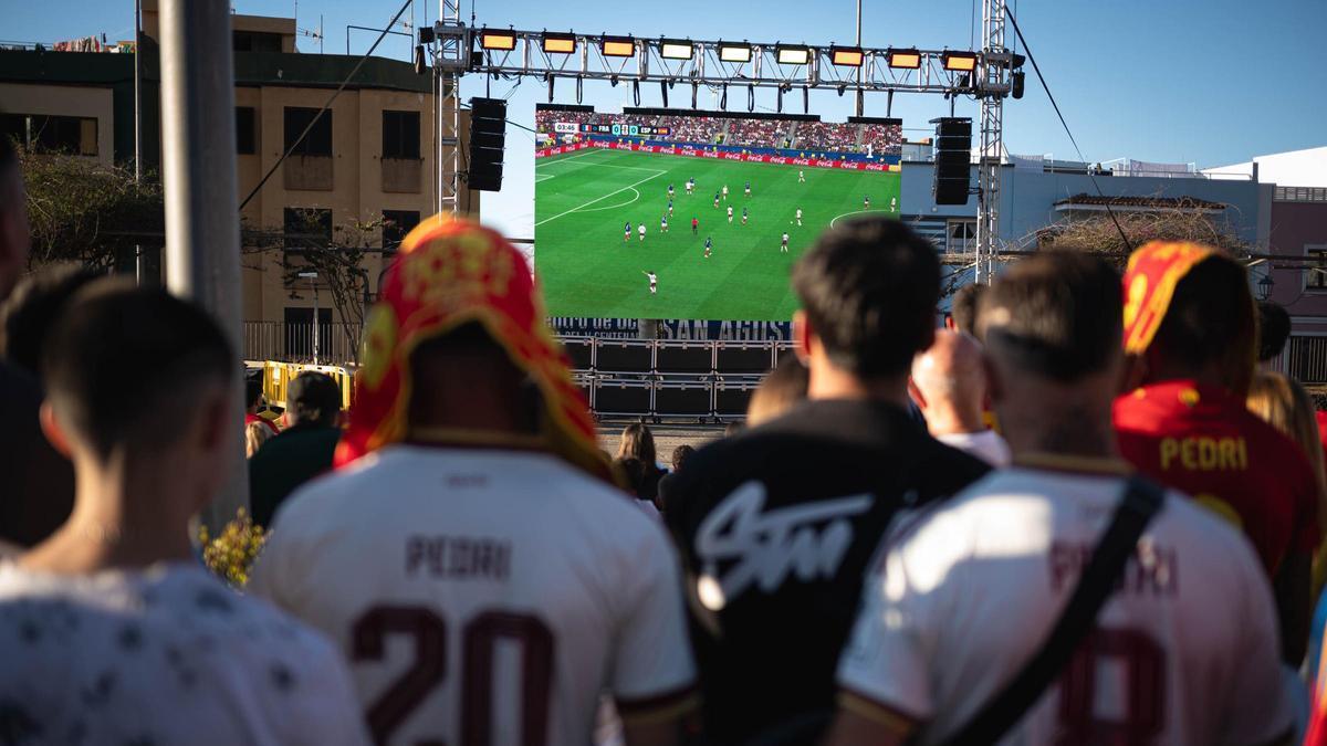 Seguimiento del partido entre Francia y España en la plaza del Quinto Centenario de La Orotava.