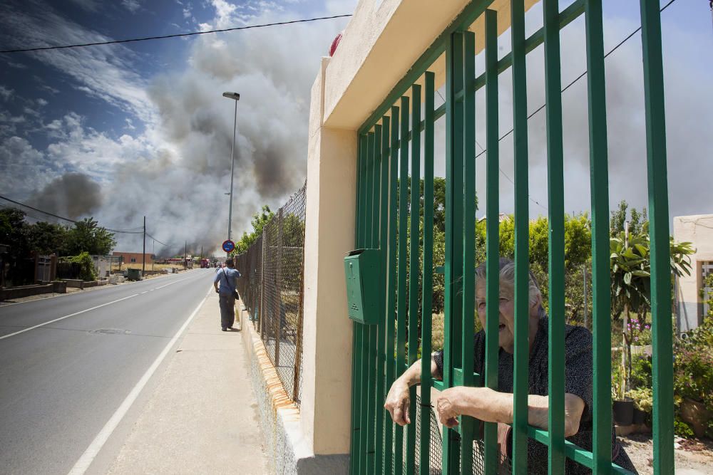 Incendio junto al cementerio de Castelló