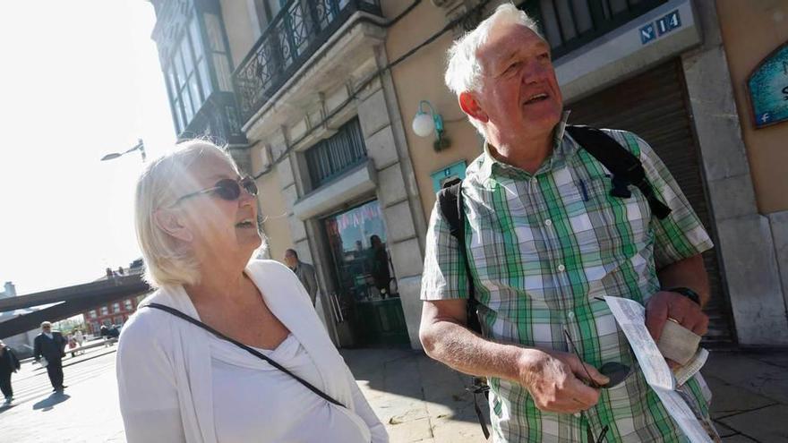 Shirley y David Hughes, ayer, con un mapa en la calle Ruiz Gómez.