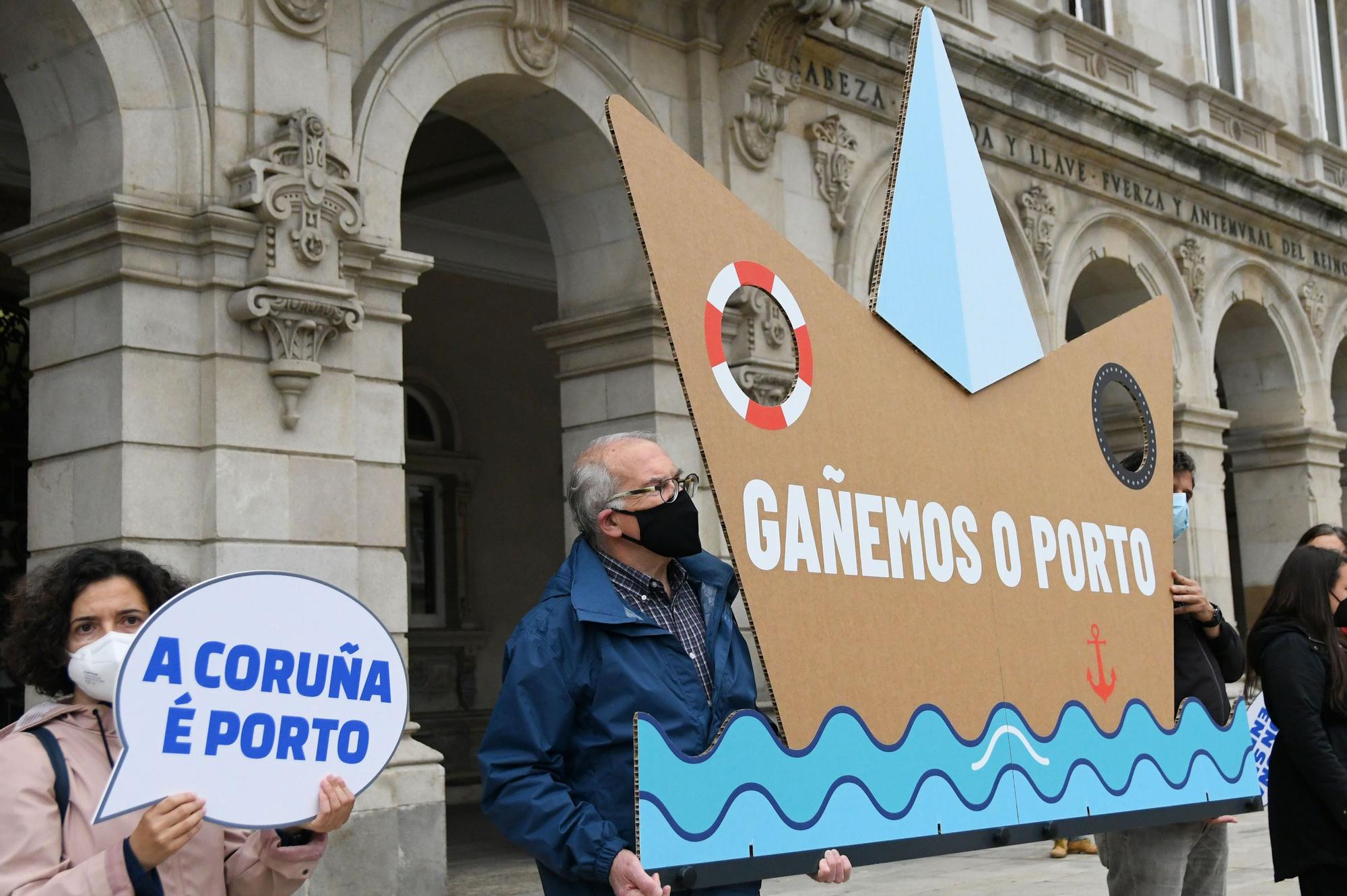 Concentración de Defensa do Común por la reunión sobre el Puerto de A Coruña