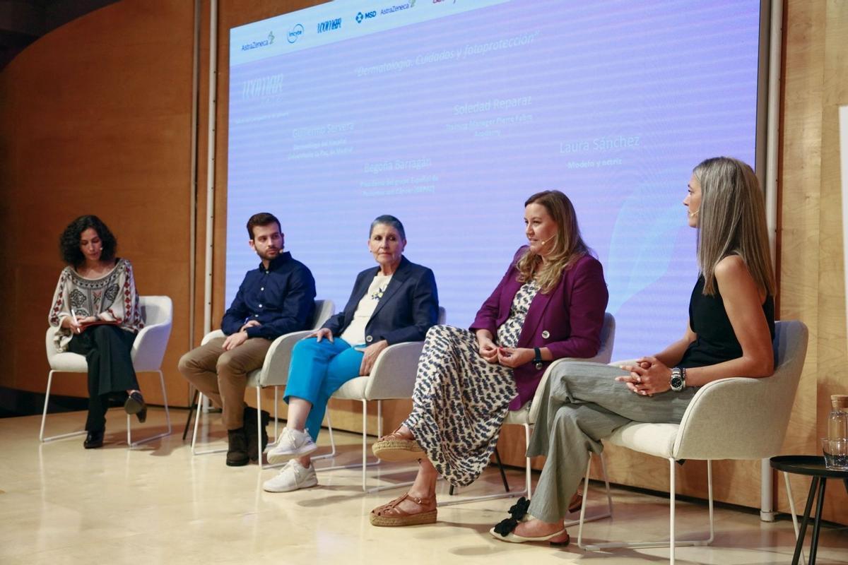 En la mesa de dermatología participaron Dr. Guillermo Servera, dermatólogo del Hospital Universitario La Paz de Madrid, Begoña Barragán, presidenta del Grupo Español de Pacientes con Cáncer (GEPAC), Soledad Reparaz, Training Manager en Pierre Fabre Academy y la presentadora Laura Sánchez.