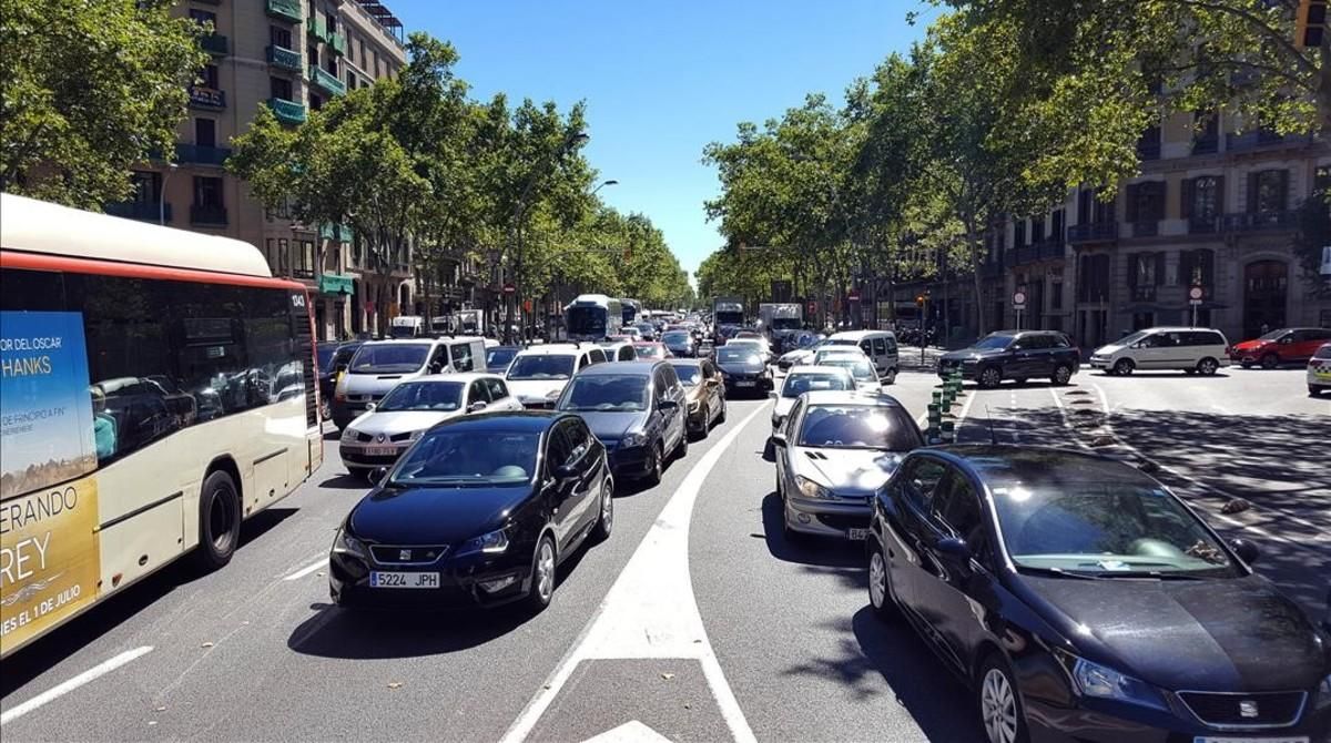 fcasals34426058 caos de trafico en  barcelona  con motivo  de la  verbena de160623164544