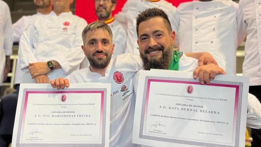 El oscense Raúl Bernal, a la derecha, compartió hace unos días el premio de mejor maestro chocolatero de España con Pol Marginedas.