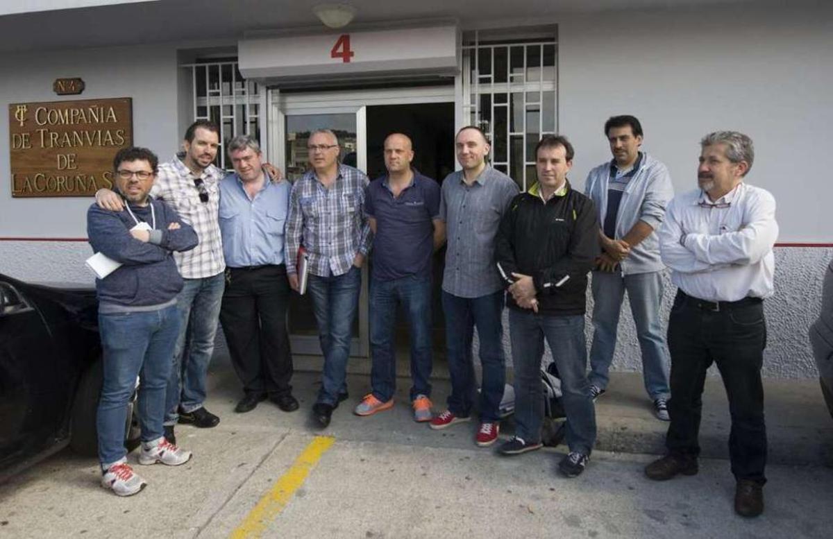 Trabajadores de la Compañía de Tranvías, ayer delante de cocheras.
