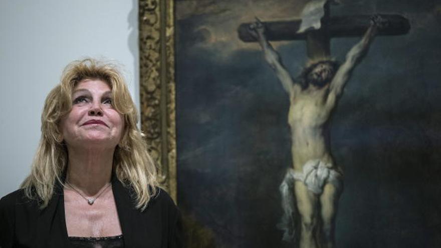 La baronesa Carmen Thyssen posa junto al cuadro, &#039;Cristo en la Cruz&#039; de Van Dick.