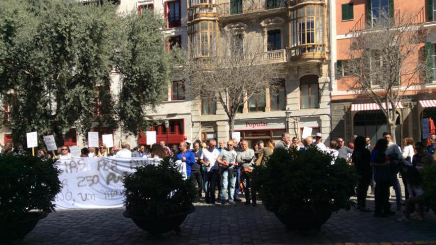 Demo am Donnerstagmittag auf dem Rathausplatz von Palma de Mallorca.