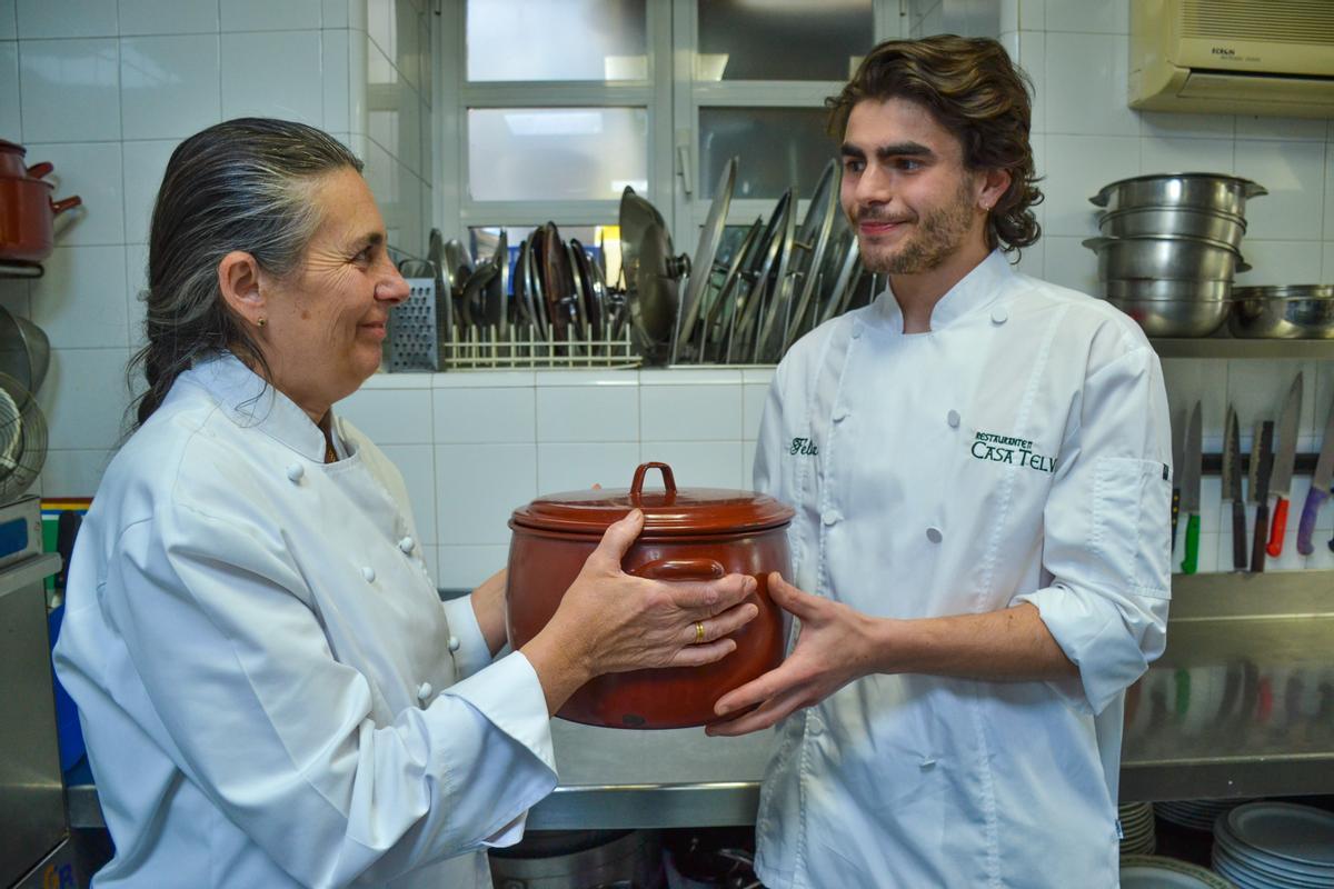 Yvonne Corral &quot;hace el traspaso&quot; de sus quehaceres como cocinera jefe de Casa Telva, a través de una imagen con protagonismo de la tradicional &quot;pota&quot; de cocina, a su hijo Félix, su mano derecha ante los fogones.