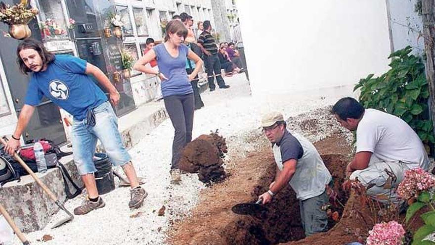 Trabajos de excavación para localizar el cuerpo de Manuel Álvarez Silva en Cornazo.  // J.L.Oubiña