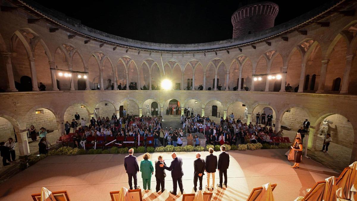 El Castell de Bellver acoge el acto de presentación de la Galería de Retratos de los alcaldes y alcaldesas que han ejercido la máxima representación de la ciudad desde las primeras elecciones municipales de la democracia