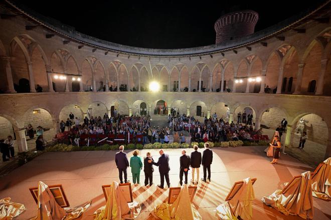 El Castell de Bellver acoge el acto de presentación de la Galería de Retratos de los alcaldes y alcaldesas que han ejercido la máxima representación de la ciudad desde las primeras elecciones municipales de la democracia