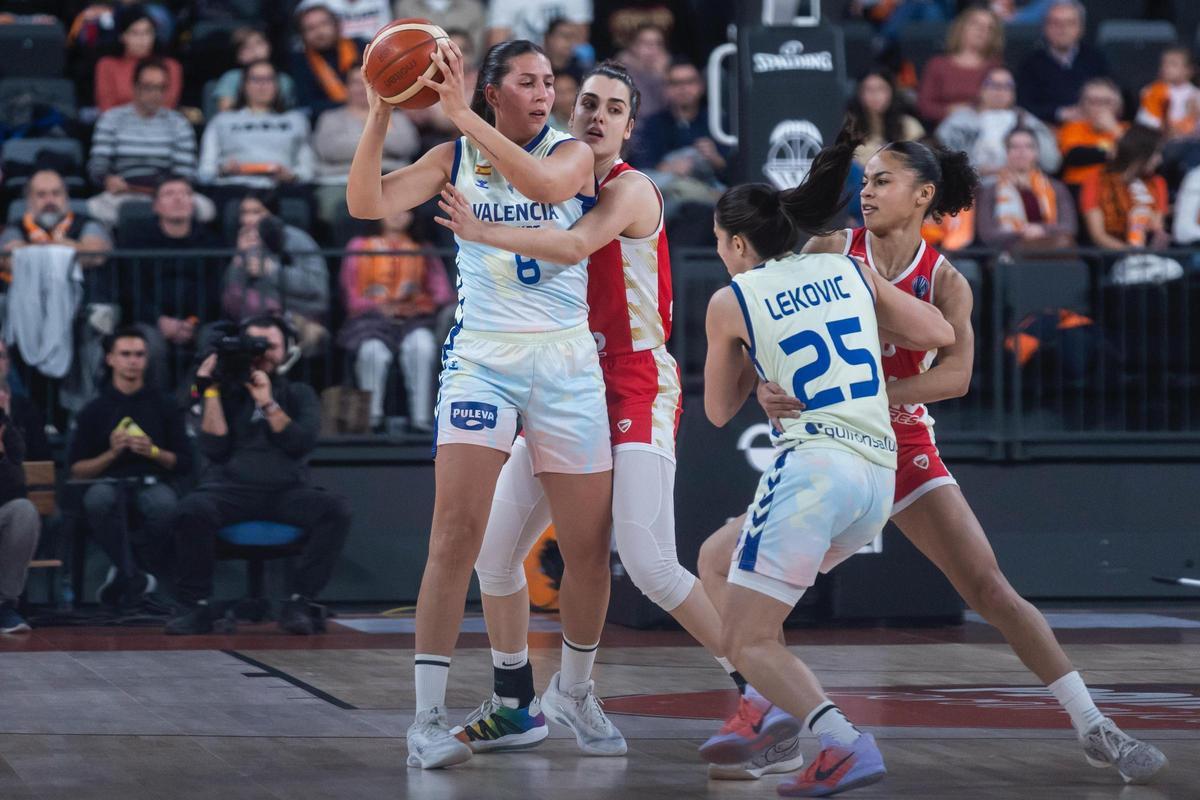María Araújo y Lekovic, en el partido ante el DVTK HUNTHERM