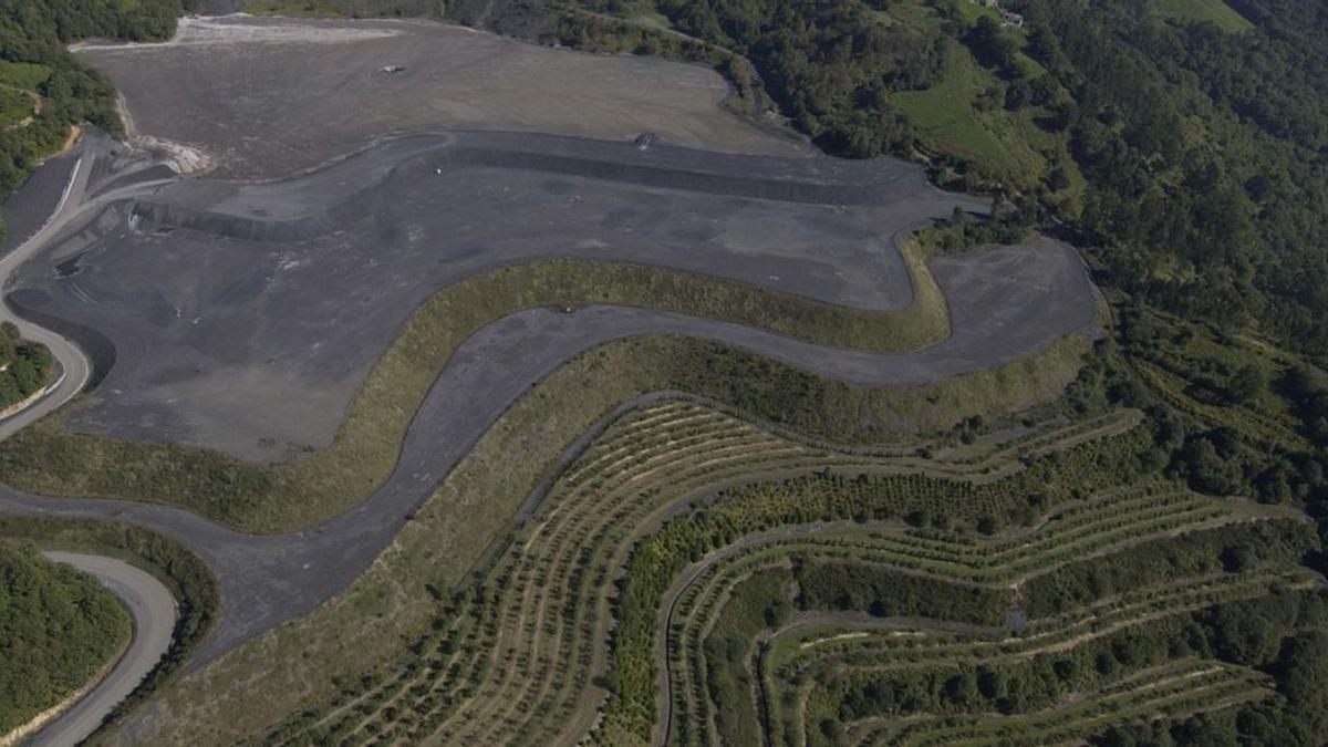 Una imagen aérea de la escombrera de Pumardongo. 