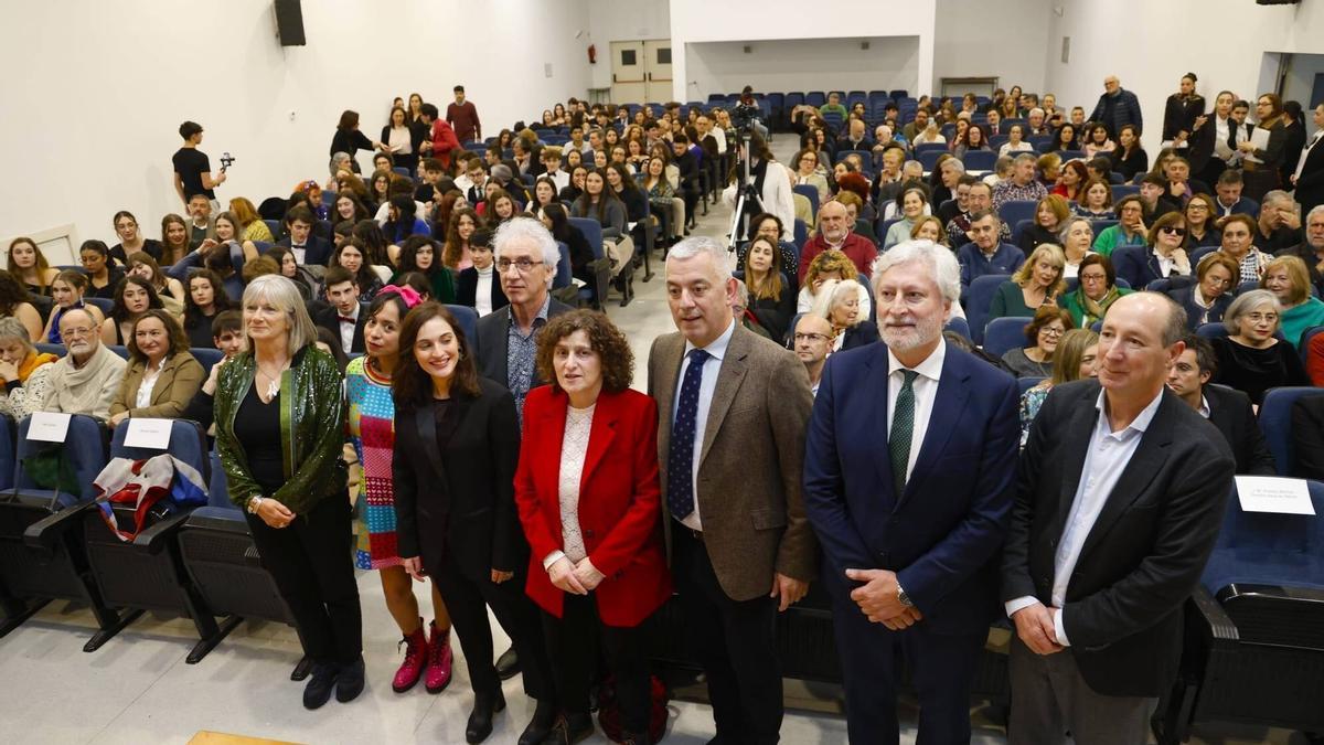 Premiadas, personas organizadoras y autoridades en el IES Rosalía de Castro (Santiago)