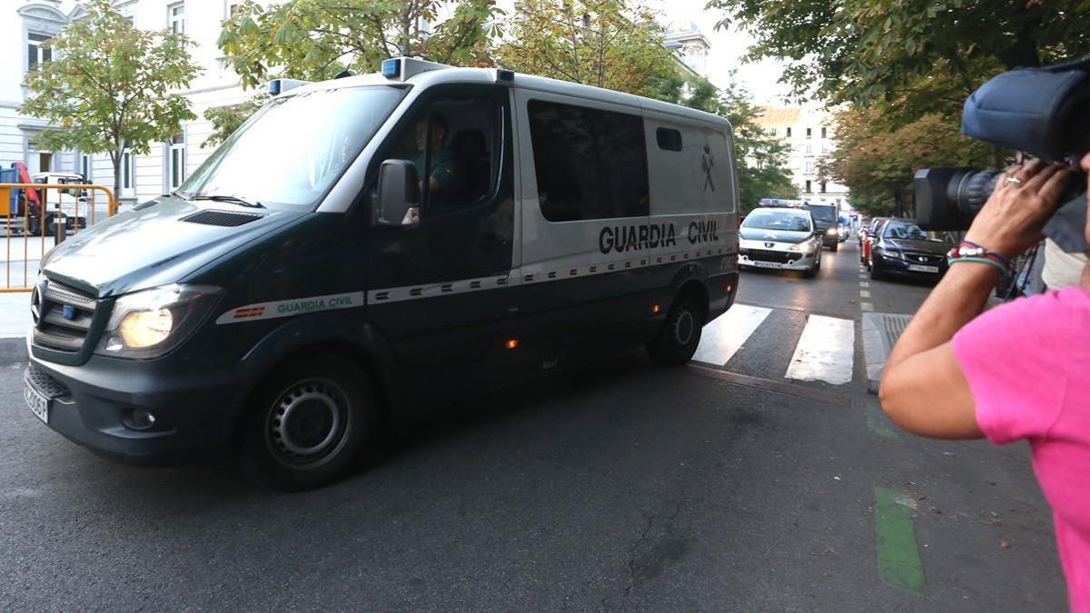 Llegada del furgón de la Guardia Civil a la Audiencia Nacional.