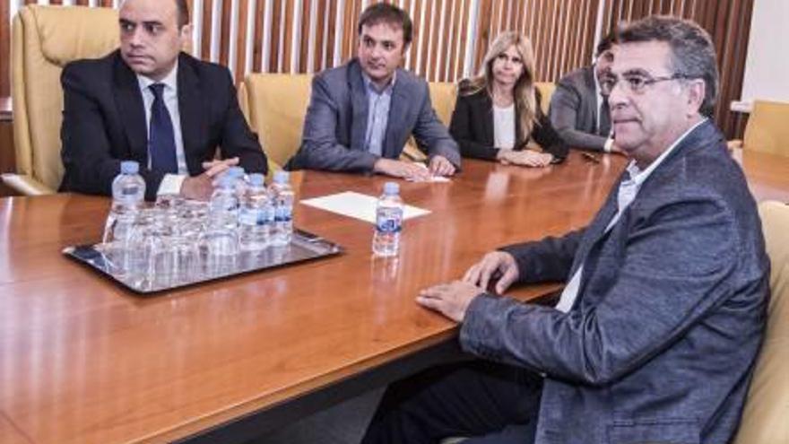 El empresario Enrique Ortiz en una reunión con el tripartito.