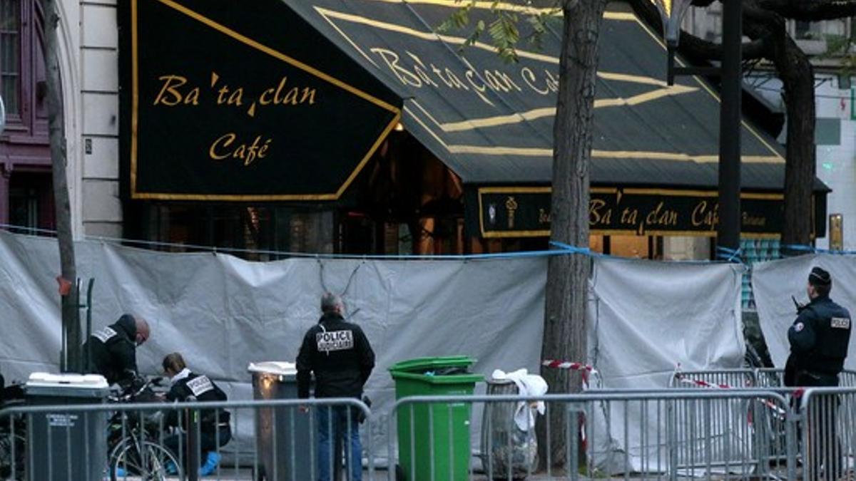 Agentes de la policía llevan a cabo la investigación en la zona acordonada de la sala Bataclan.