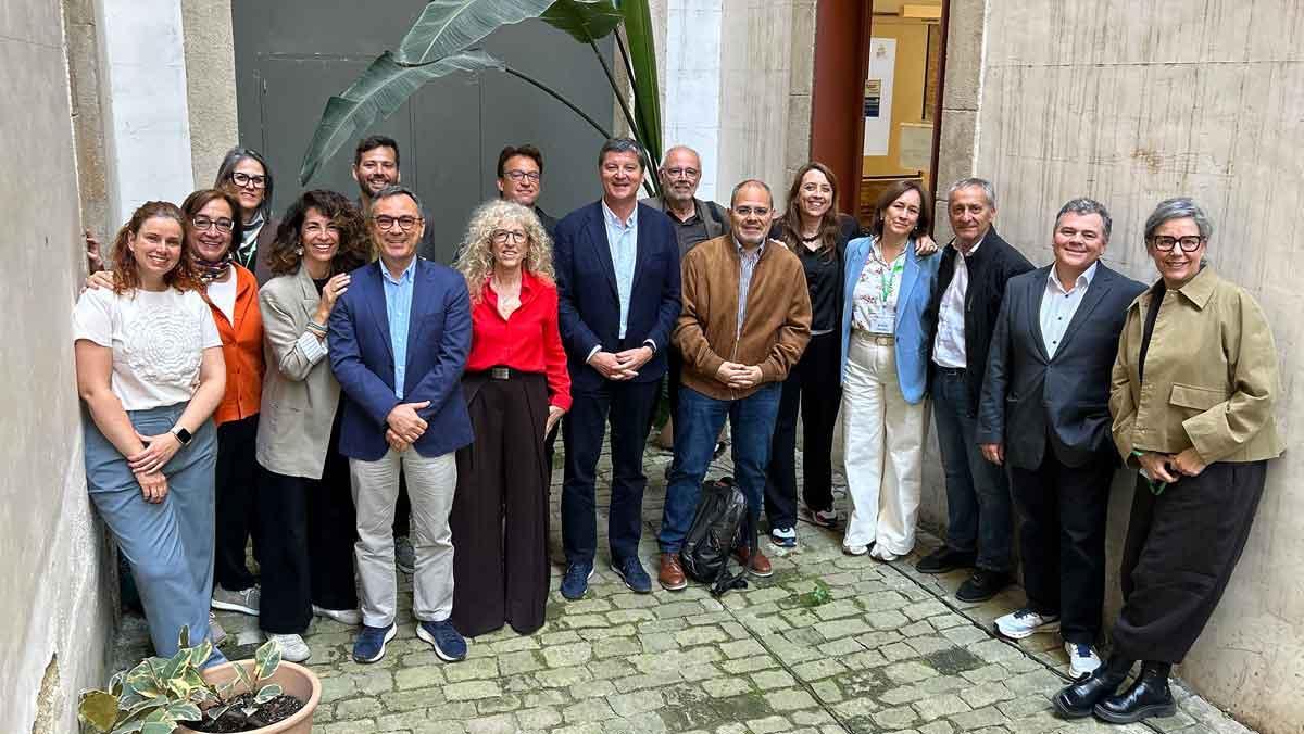 Foto de familia de los miembros de la Comisión Consultiva de la Fundació Factor Humà que participaron en el encuentro.
