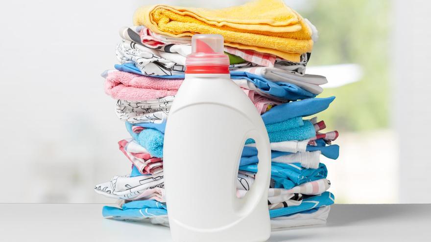 Estos son los mejores detergentes para quitar las manchas de la ropa, según la OCU