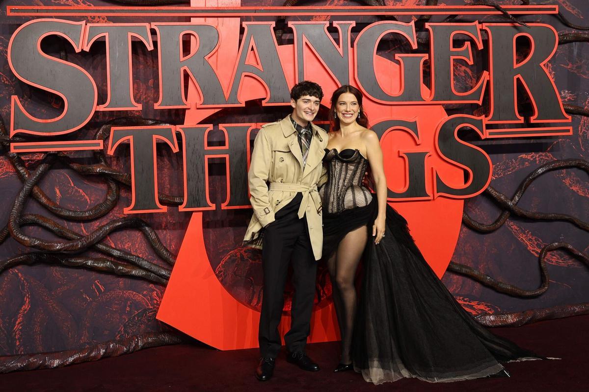 Noah Schnapp (L) y Millie Bobby Brown en un evento de presentación de 'Stranger Things 5'