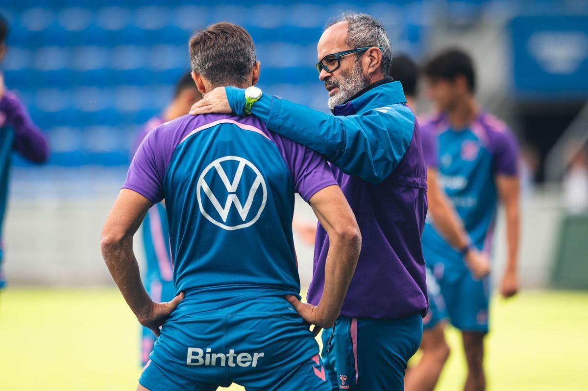 Cervera, junto a Aitor Sanz en un entrenamiento del CD Tenerife.