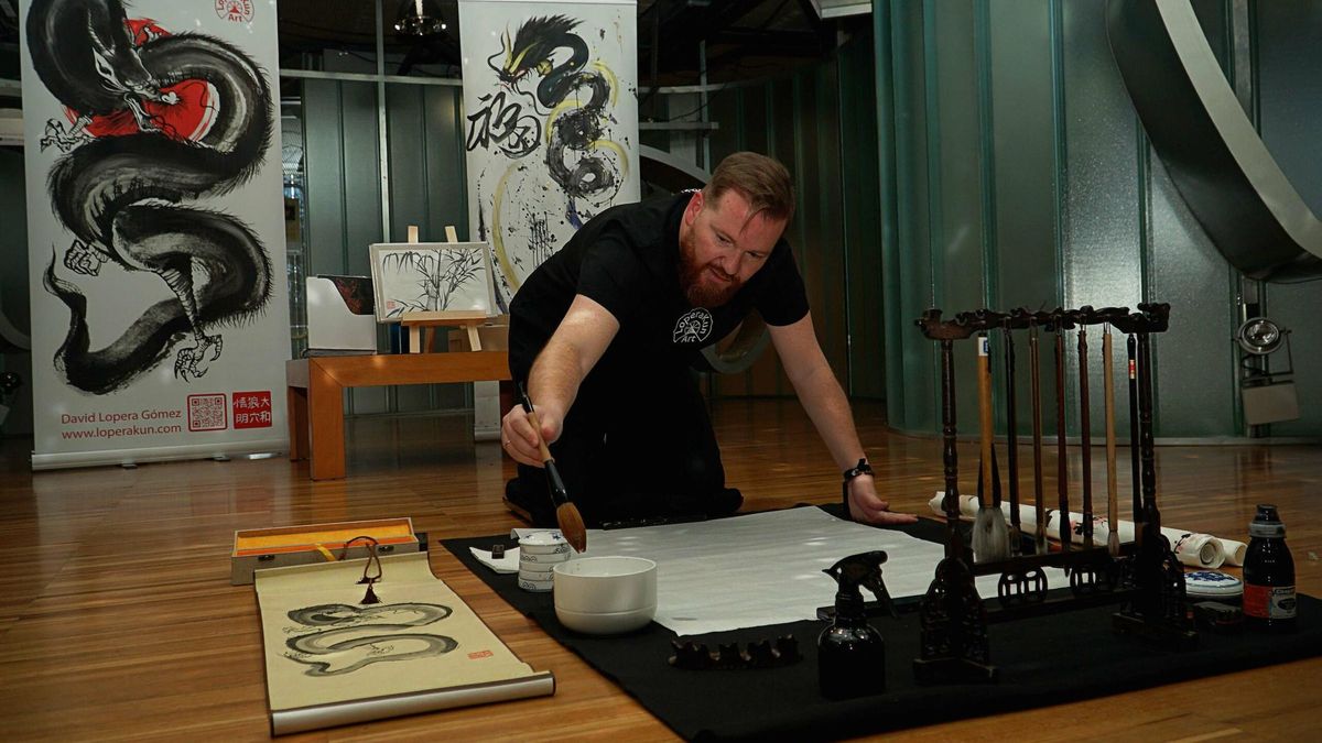 El artista David Lopera impartirá el taller de pintura coreana ‘minhwa’ durante La Mar de Músicas.