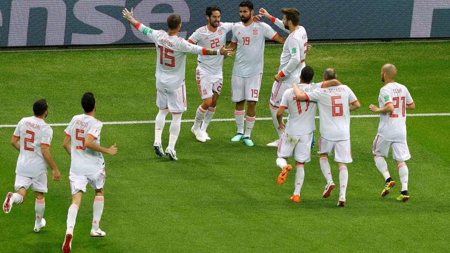 Los jugadores de la selección corren a felicitar a Diego Costa tras su gol ante Irán. // Reuters