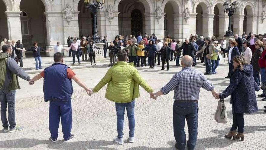 Cientos de personas expresan su repulsa por el crimen