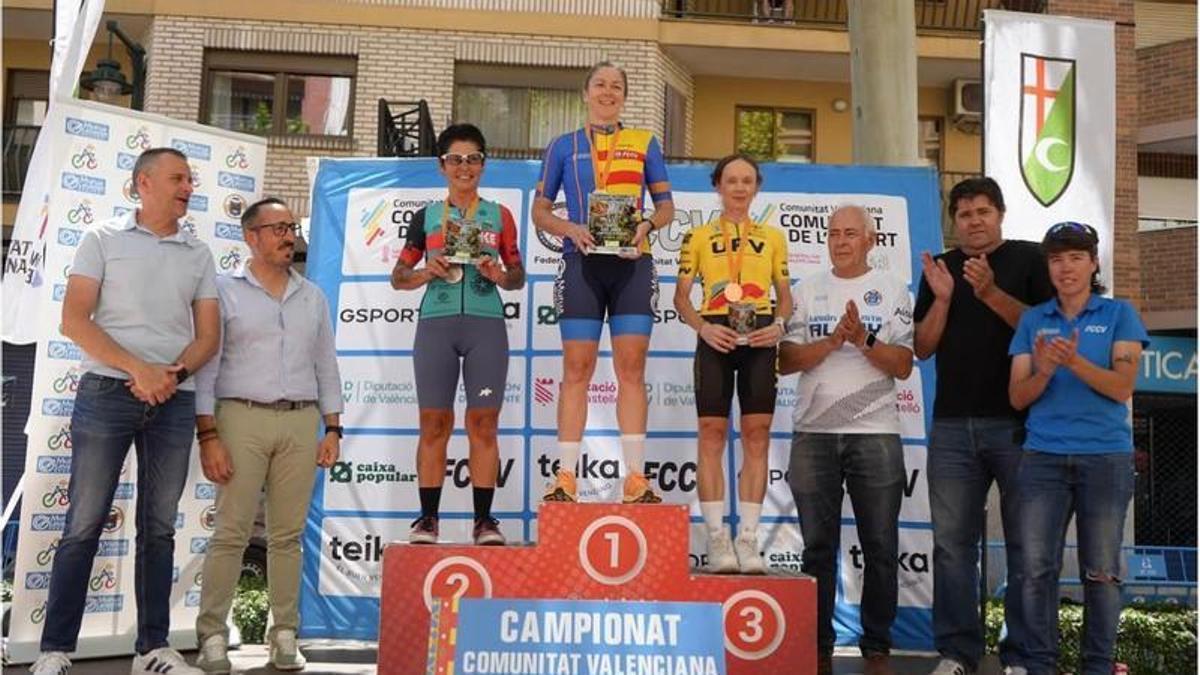 Natalie Turjanicova y Rima, en el primer y segundo puesto del podio.