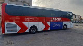 El autobús Labora visita Paterna para asesorar a la ciudadanía en materia de empleo