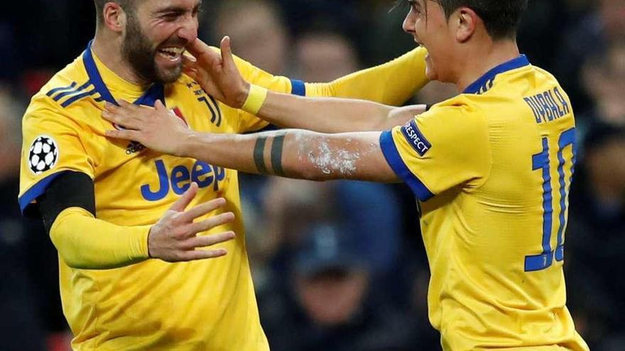 Gonzalo Higuaín y Paulo Dybala celebran uno de los goles de la Juventus en Wembley.