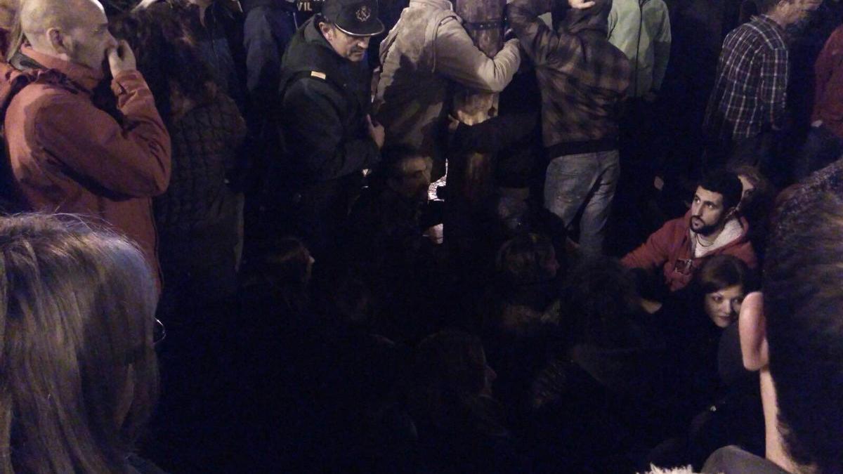 Los antitaurinos se colocaron frente al pilón de embolar, con los agentes de la Guardia Civil intentando dispersarles, en la noche del 5 de diciembre del 2015.
