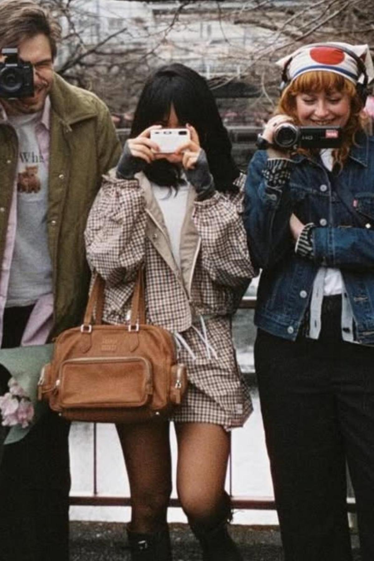 Aitana con falda a cuadros