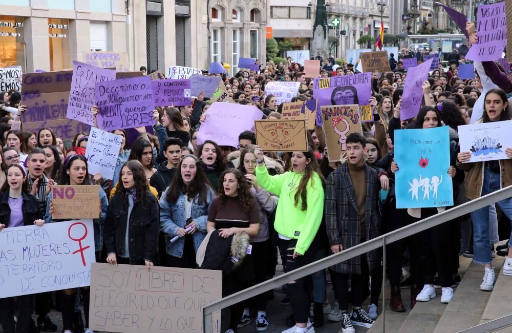 Las jóvenes viguesas se ponen en pie: "Tú, machista, estás en nuestra lista". // Marta G. Brea | Borja Melchor