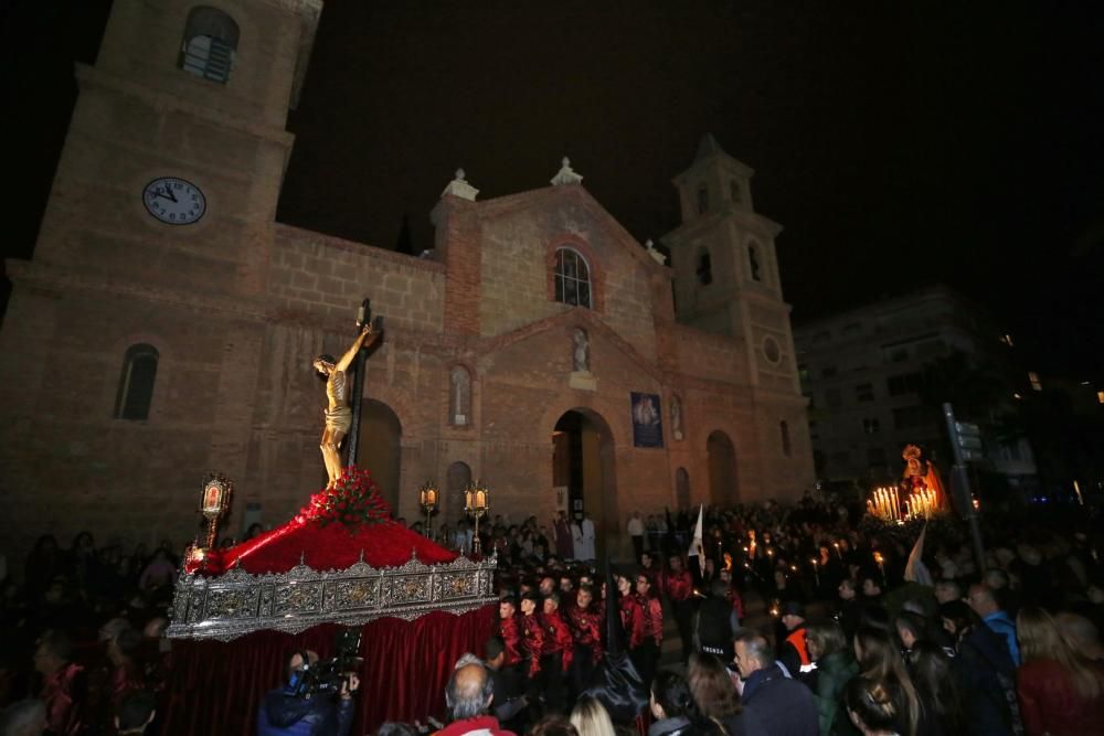 El protocolo para evitar la lluvia funcionó. El adelanto de la hora de salida de las procesiones del Silencio y Descendimiento de Cristo permitió que discurrieran por las calles de Torrevieja. Poco de